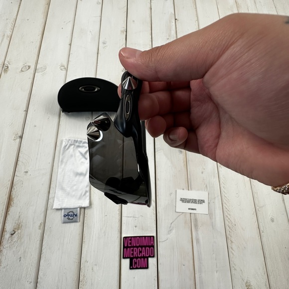 VETEMENTS SS19 SPIKED SHIELD OAKLEY 200 SHADES SUNGLASSES : BLACK - Picture 14 of 16